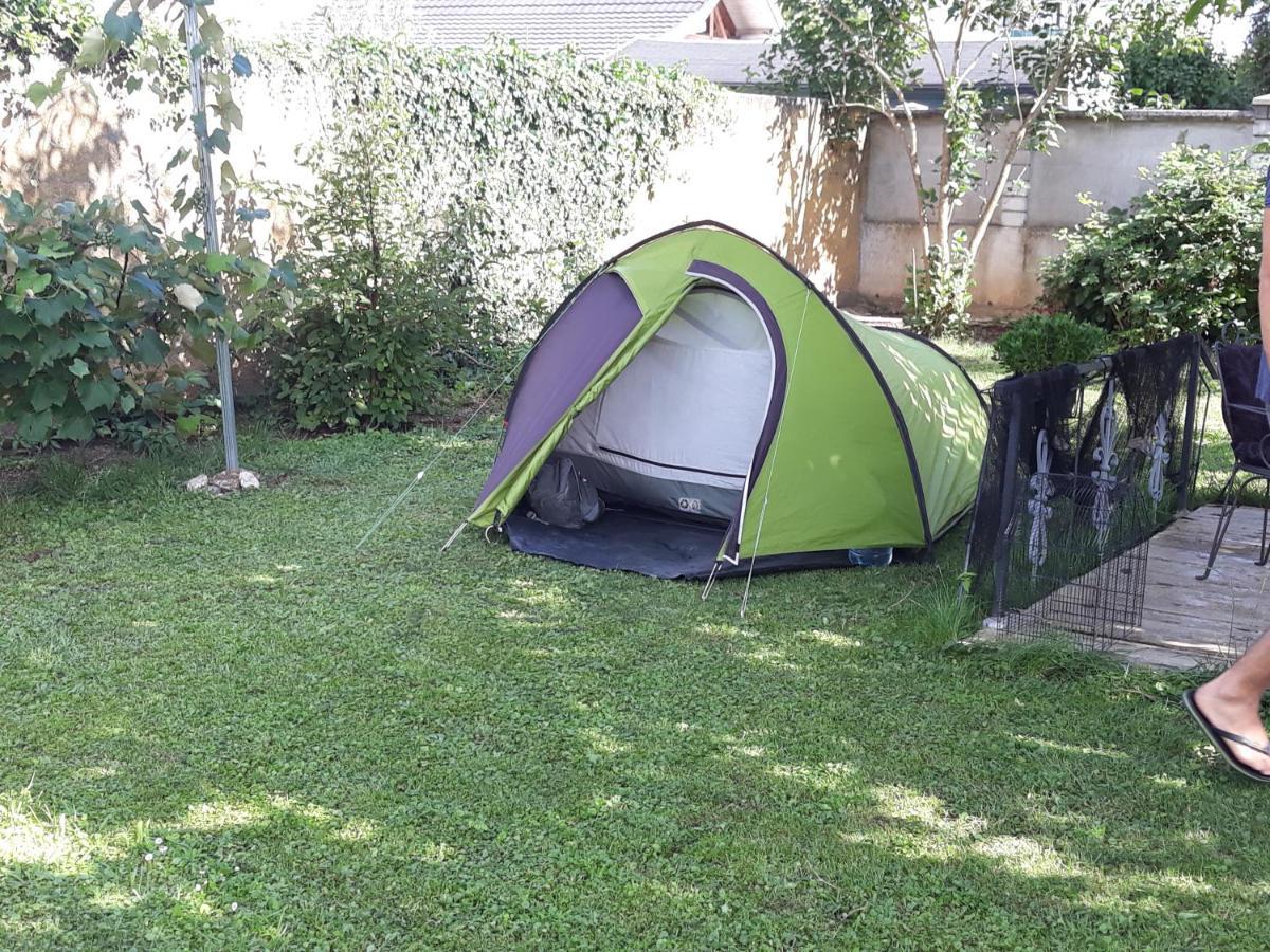 Camping Under The Walnut In Your Own Tent On A Shared Lot And Shared Bathroom 卢布尔雅那 外观 照片
